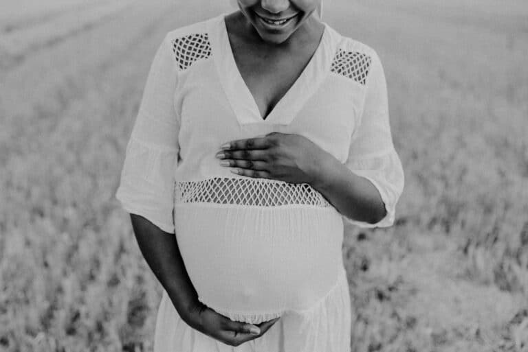 Babybauch Shooting Outdoor: Einzigartige Fotos in der Natur