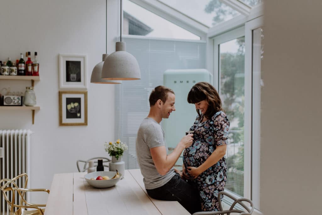 Babybauch Shooting Indoor: Schöne Momente zuhause festhalten